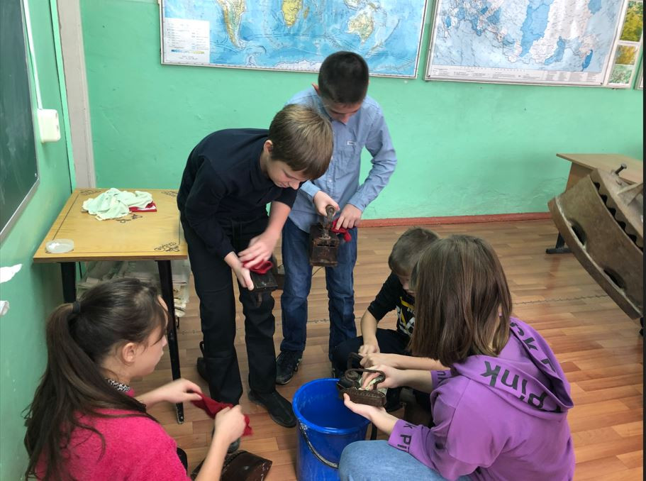 Постер к социальной практике: Тепло старинных утюгов