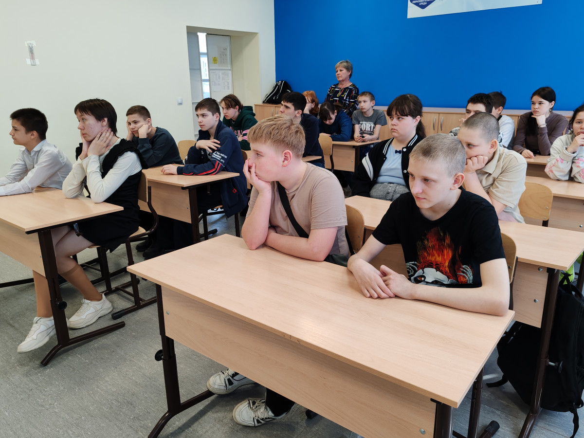 Постер к социальной практике: Дарите женщинам цветы