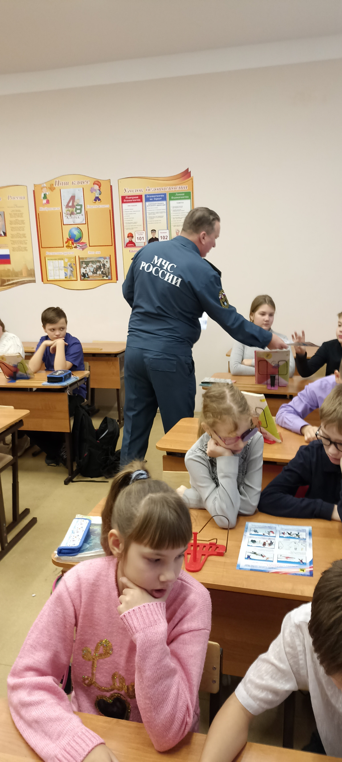 Постер к социальной практике: "Друг в беде не бросит!"