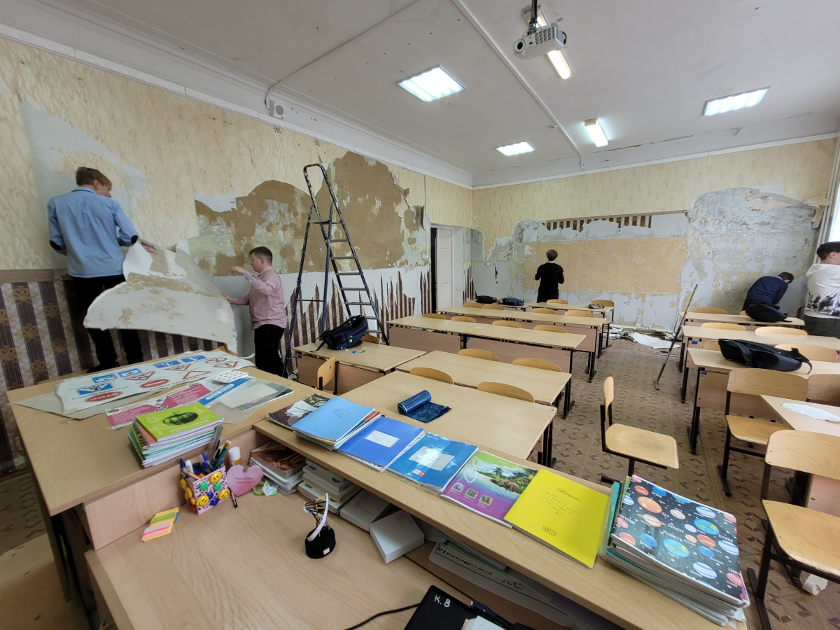 Постер к социальной практике: Помогаем в ремонте кабинета