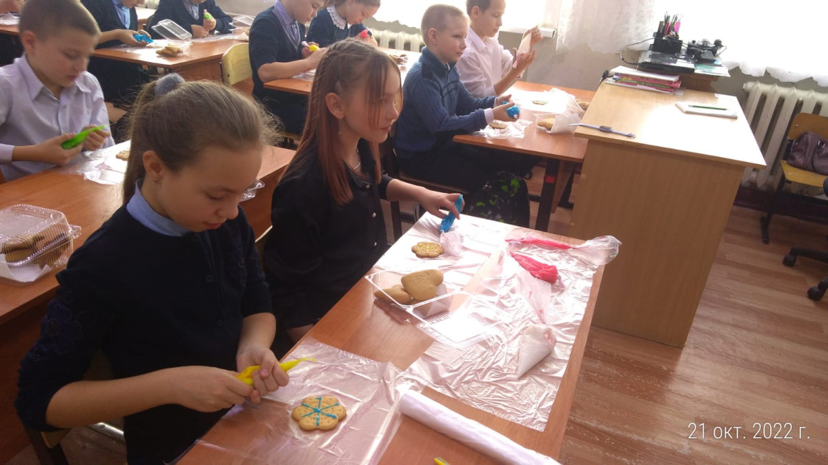 Постер к социальной практике: Учимся рисовать глазурью на  тульском прянике.