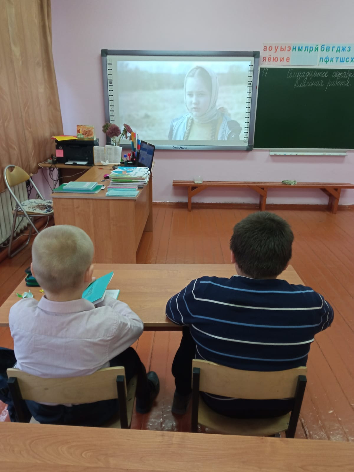 Постер к социальной практике: Воспитываем уважение к окружающим людям.