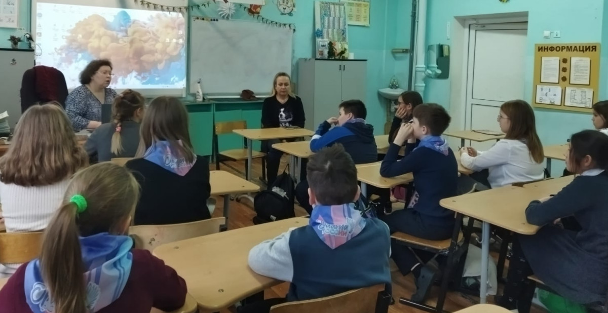 Постер к социальной практике: "Поможем вместе!"