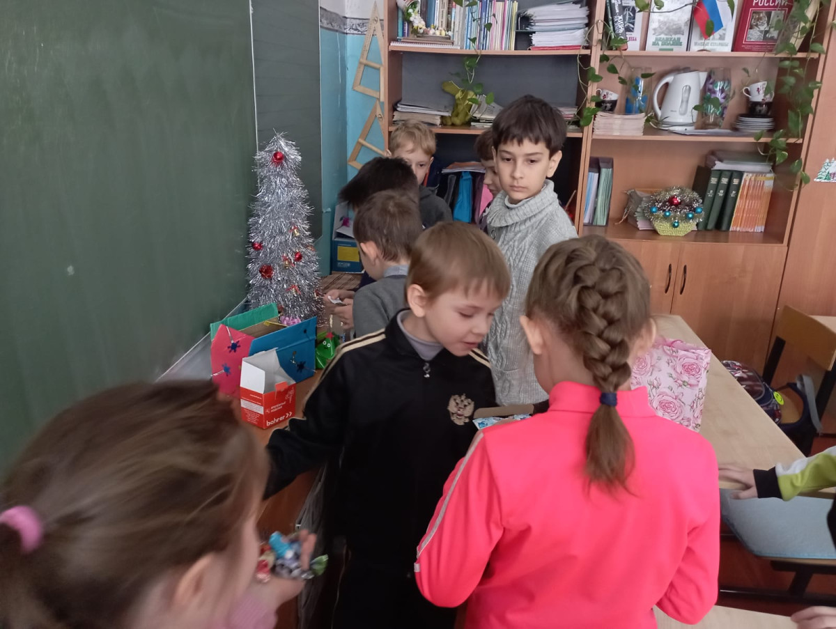 Постер к социальной практике: Твори добро на всей Земле, Твори добро другим во благо. Не за красивое "спасибо" Услышавшего тебя рядом!