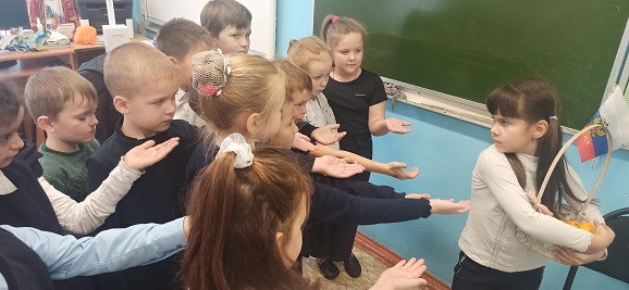 Постер к социальной практике: Воспитание дружбы и взаимопомощи