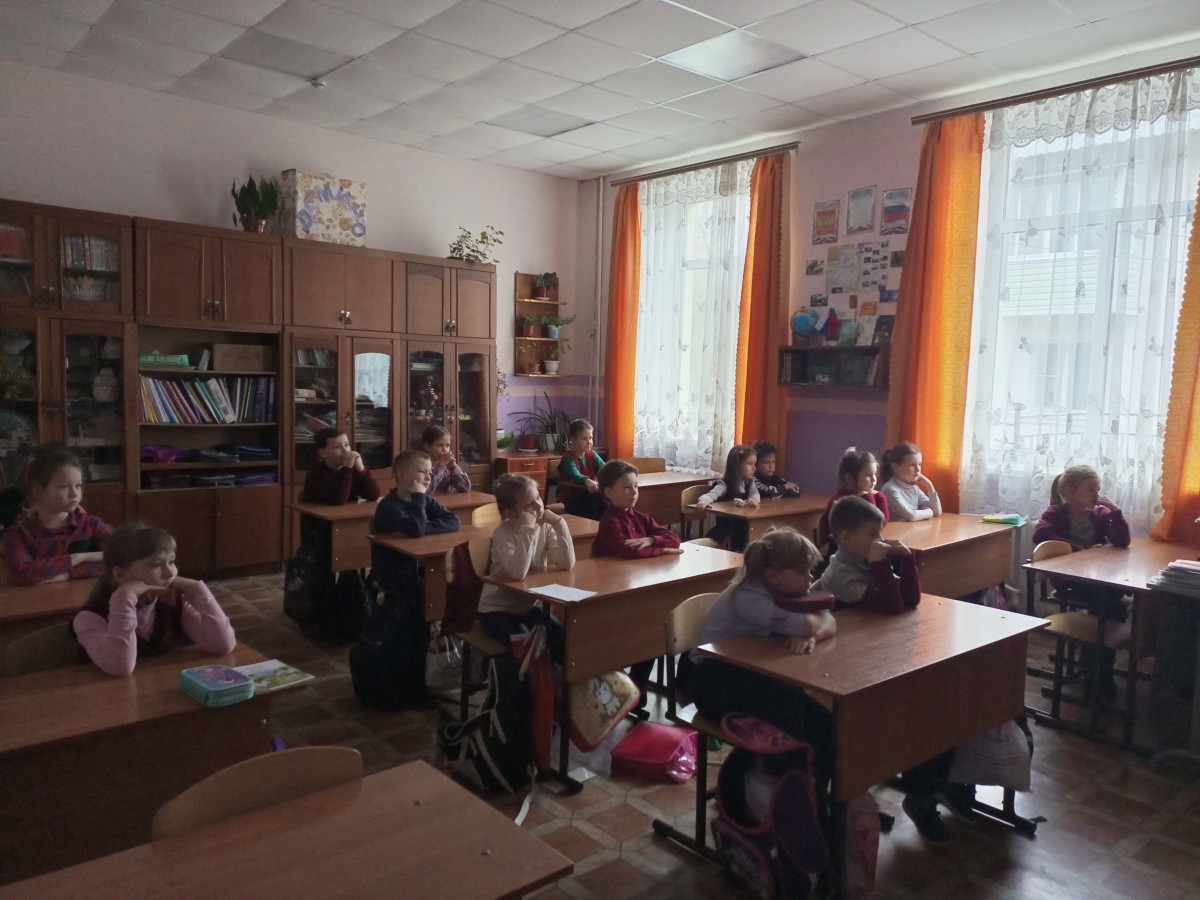 Постер к социальной практике: Помогаем, не обсуждаем