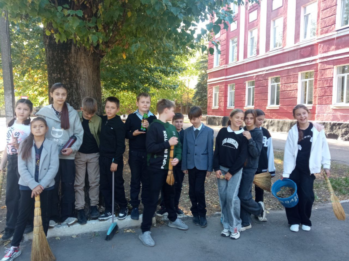 Фотография социальной практики №78531 - Уборка школьной территории