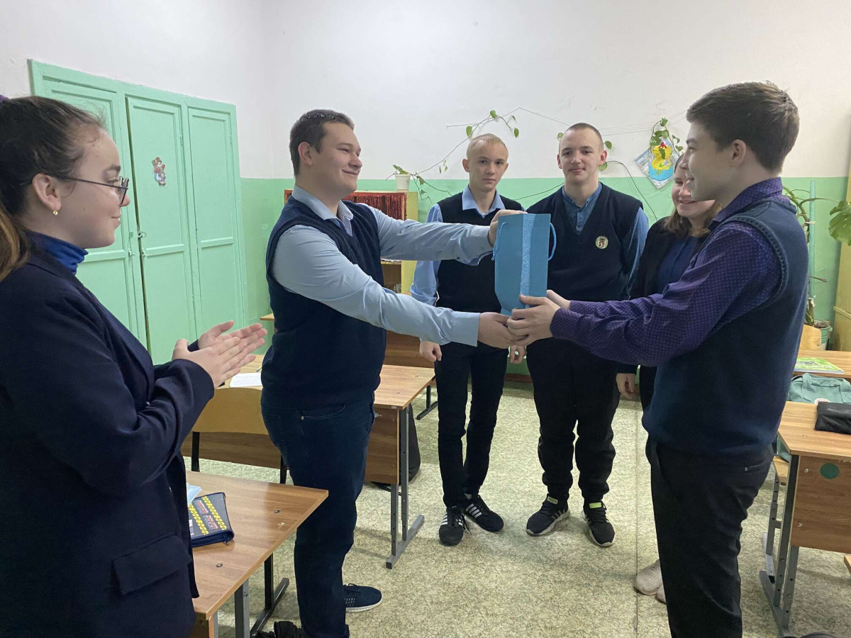 Постер к социальной практике: Счастье - подарок другу