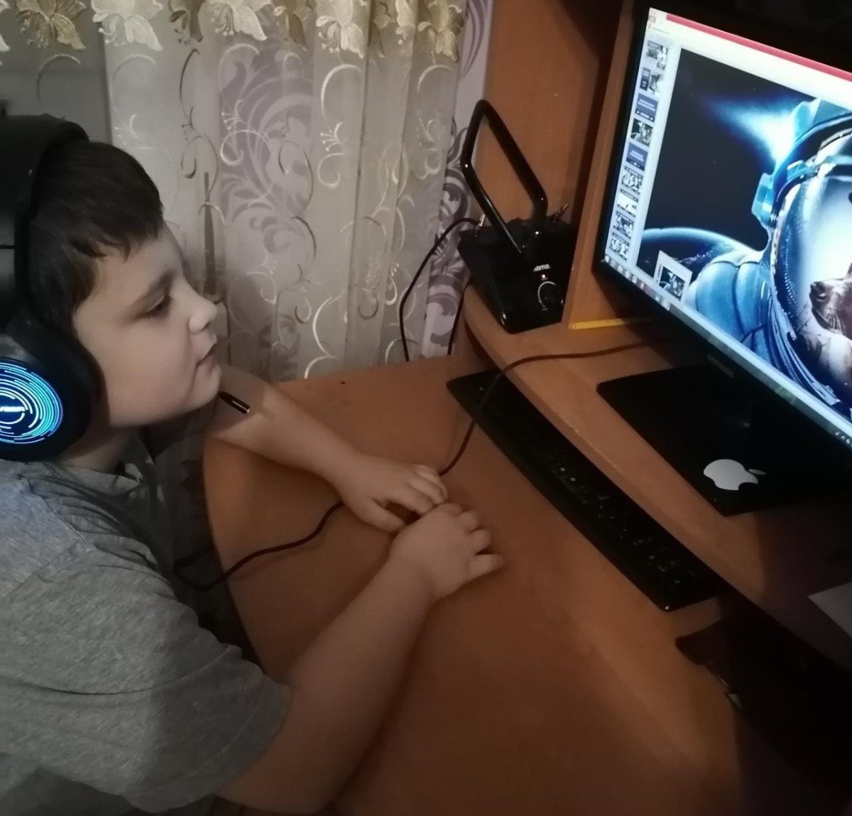 Постер к социальной практике: Космос - будущее и настоящее страны.