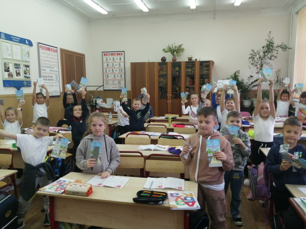 Постер к социальной практике: Мы помогаем друг другу