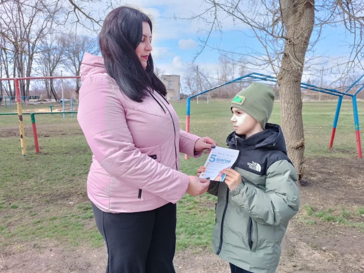 Постер к социальной практике: Кто внимательно относится к другим, тот уверен в себе.