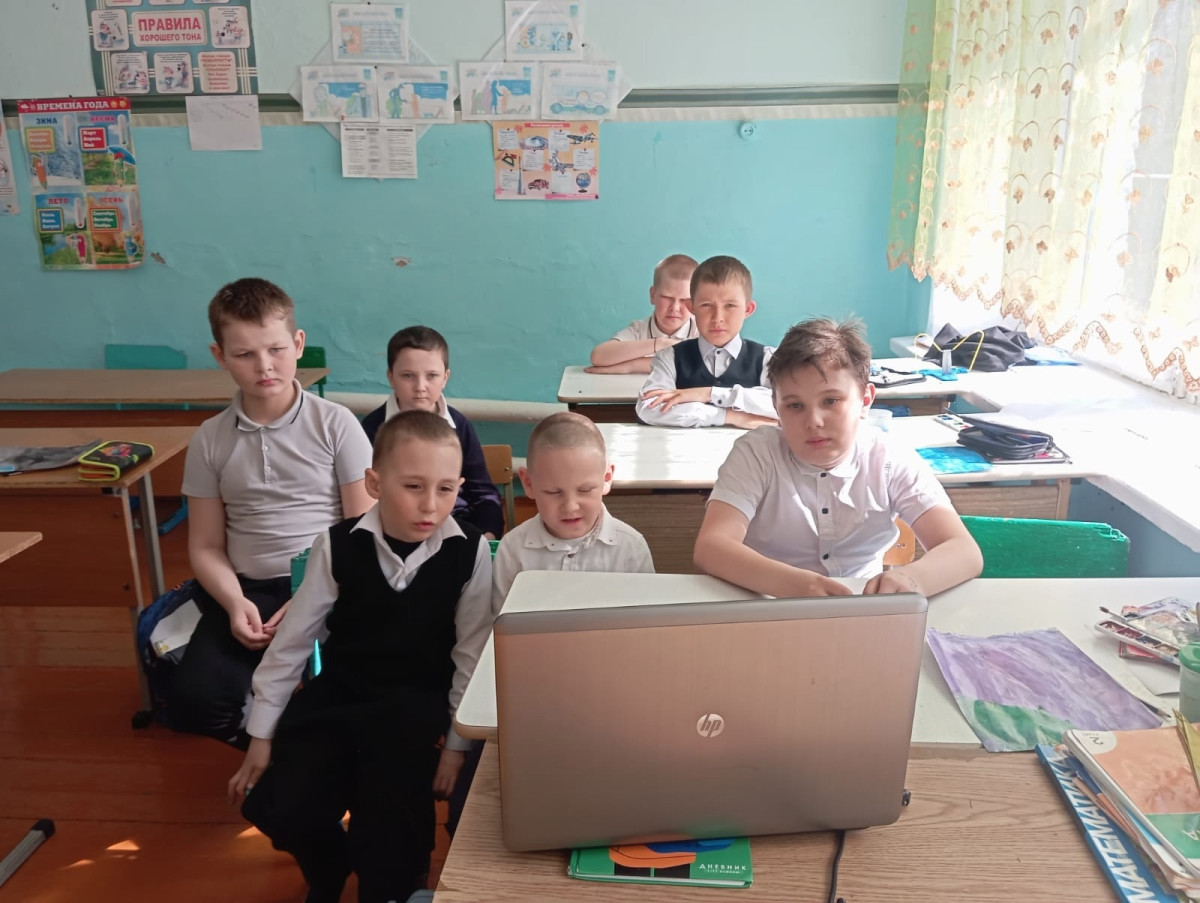 Постер к социальной практике: Помнить о подвиге защитников Отечества - наш почётный долг!