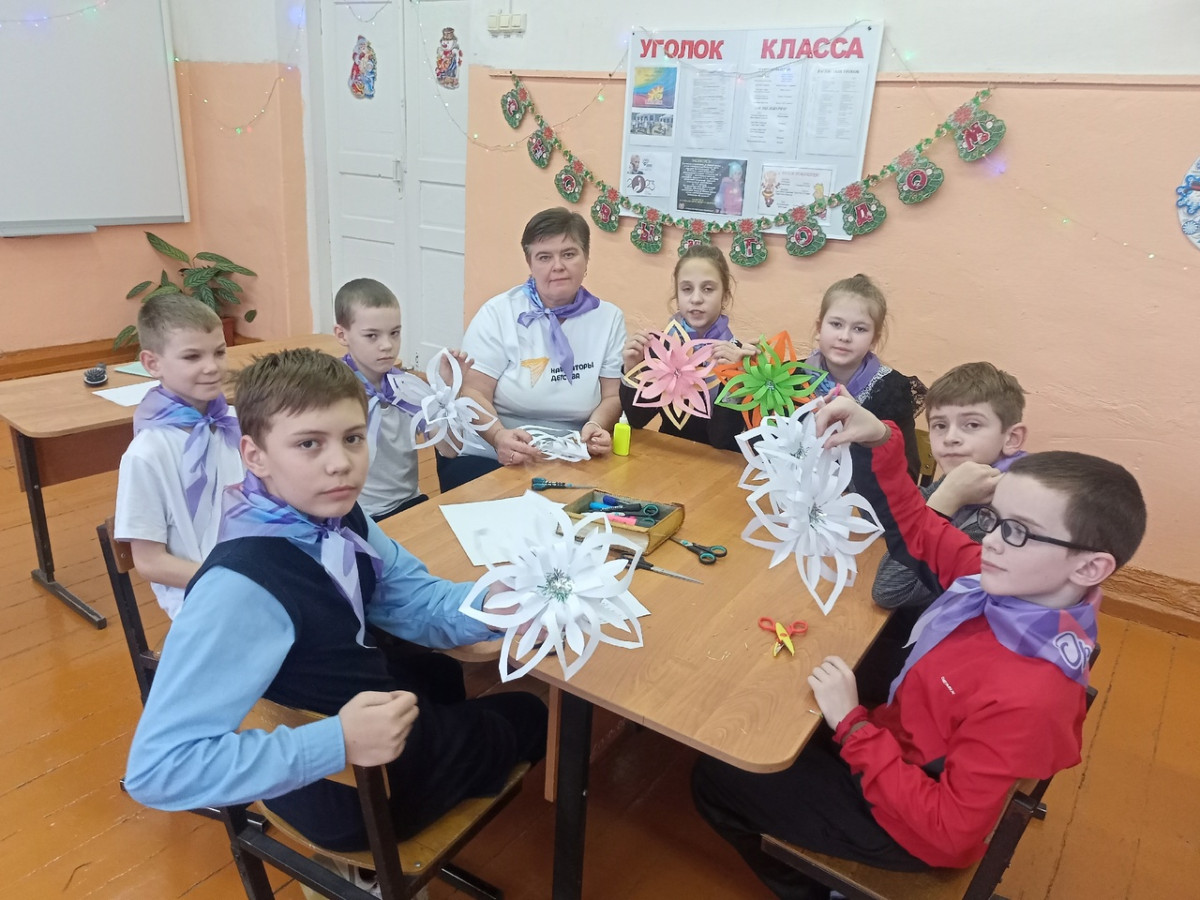 Постер к социальной практике: "Новый год к нам мчится"