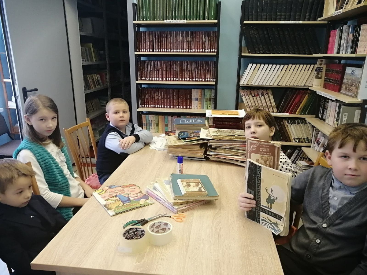 Постер к социальной практике: Ремонт книг в школьной библиотеке