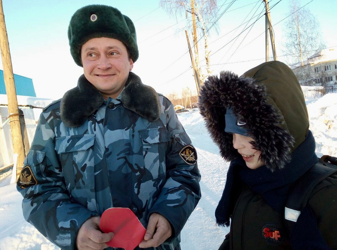 Постер к социальной практике: Новогодние рукавички согревают сердца.