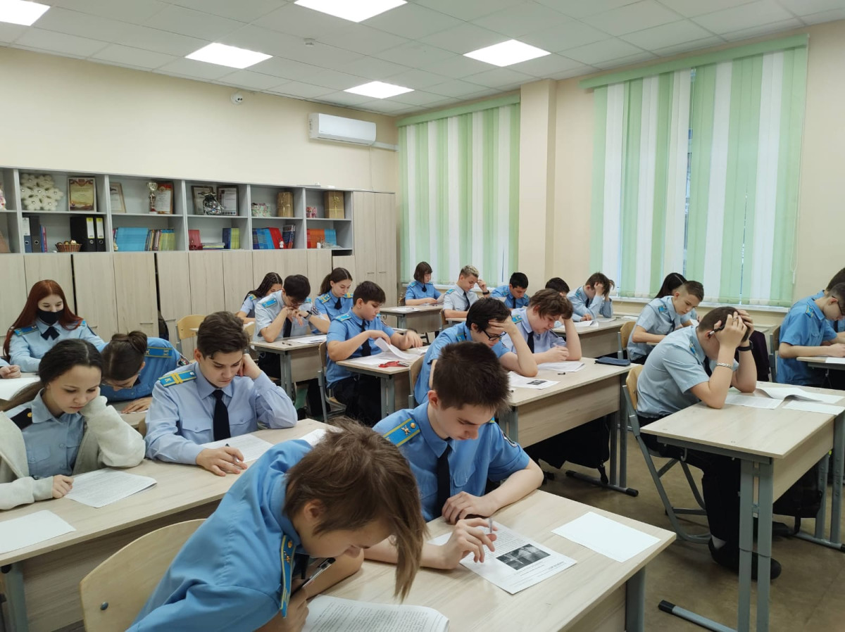 Постер к социальной практике: Участвуем в  олимпиадах и конкурсах