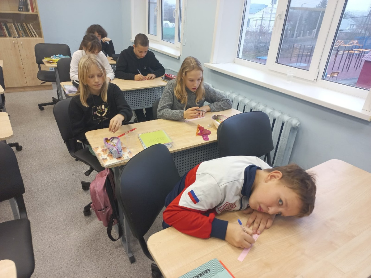 Постер к социальной практике: Справедливое слово камень раздробит.