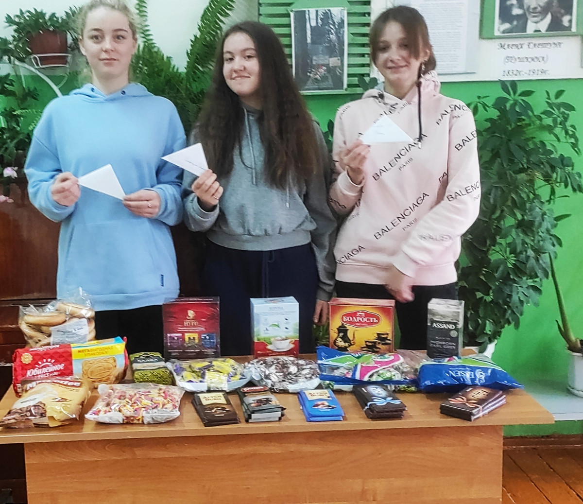 Постер к социальной практике: Своих не бросаем.