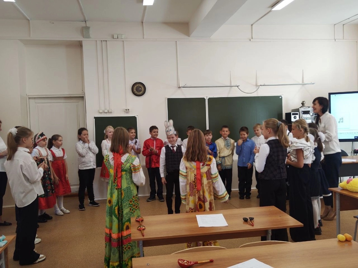 Постер к социальной практике: Ребята начальной школы устроили "Осенний концерт" для ветеранов"