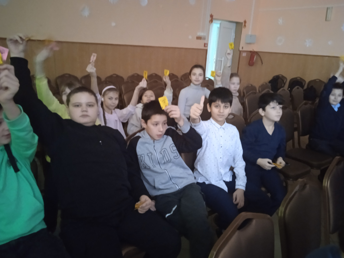 Постер к социальной практике: Уметь быть благодарным" Муниципальное бюджетное общеобразовательное учреждение Жемчужненская СШ1.Название фильма: "С Новым годом,Раиса Васильевна!"Качество:благодарность, признательность. ФИО: Громова Полина Александровна. Отчет