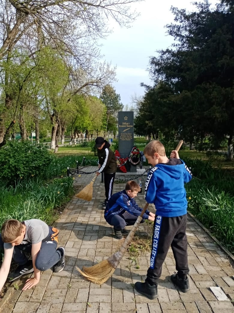 Постер к социальной практике: Уборка территории у мемориала