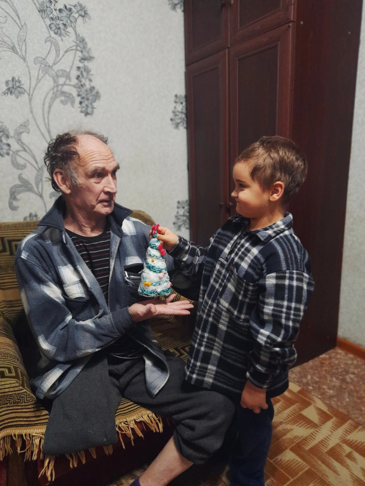Постер к социальной практике: Новогодний подарок своими руками