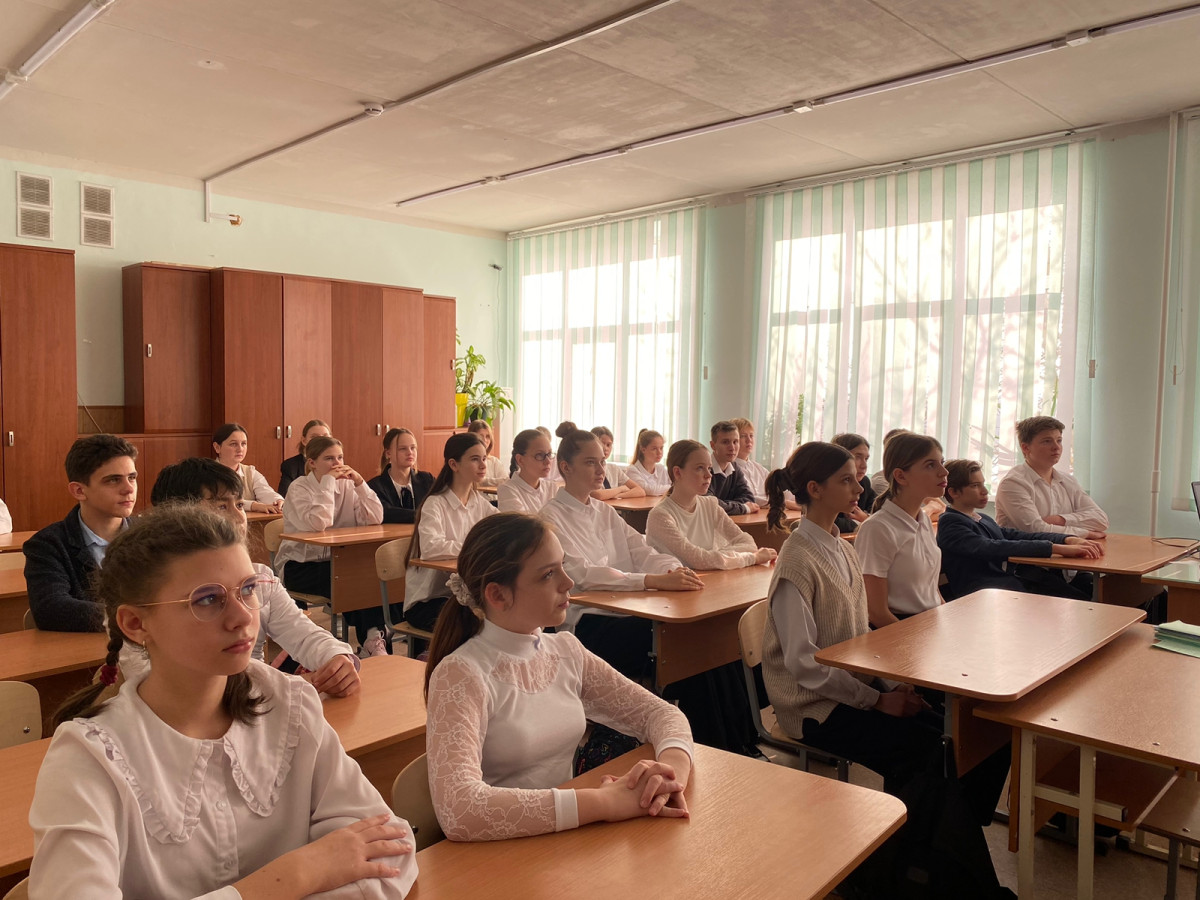 Постер к социальной практике: Общество и коллективизм. Интересы коллектива  важнее интересов индивидуума.