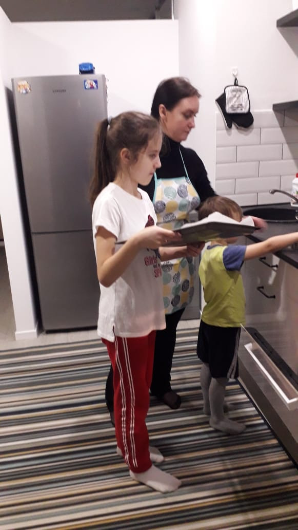 Постер к социальной практике: Трудолюбия и семья едины.