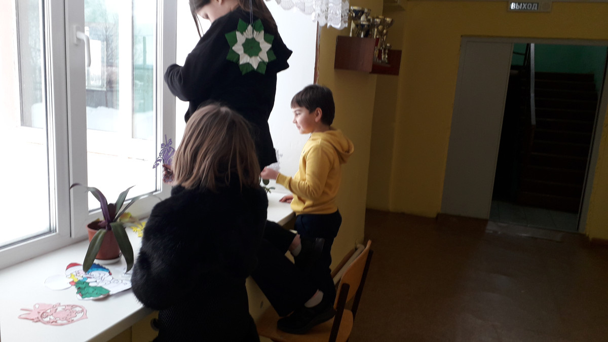 Постер к социальной практике: Взаимопомощь необходима в совместном труде! Подготовка к Новому году.
