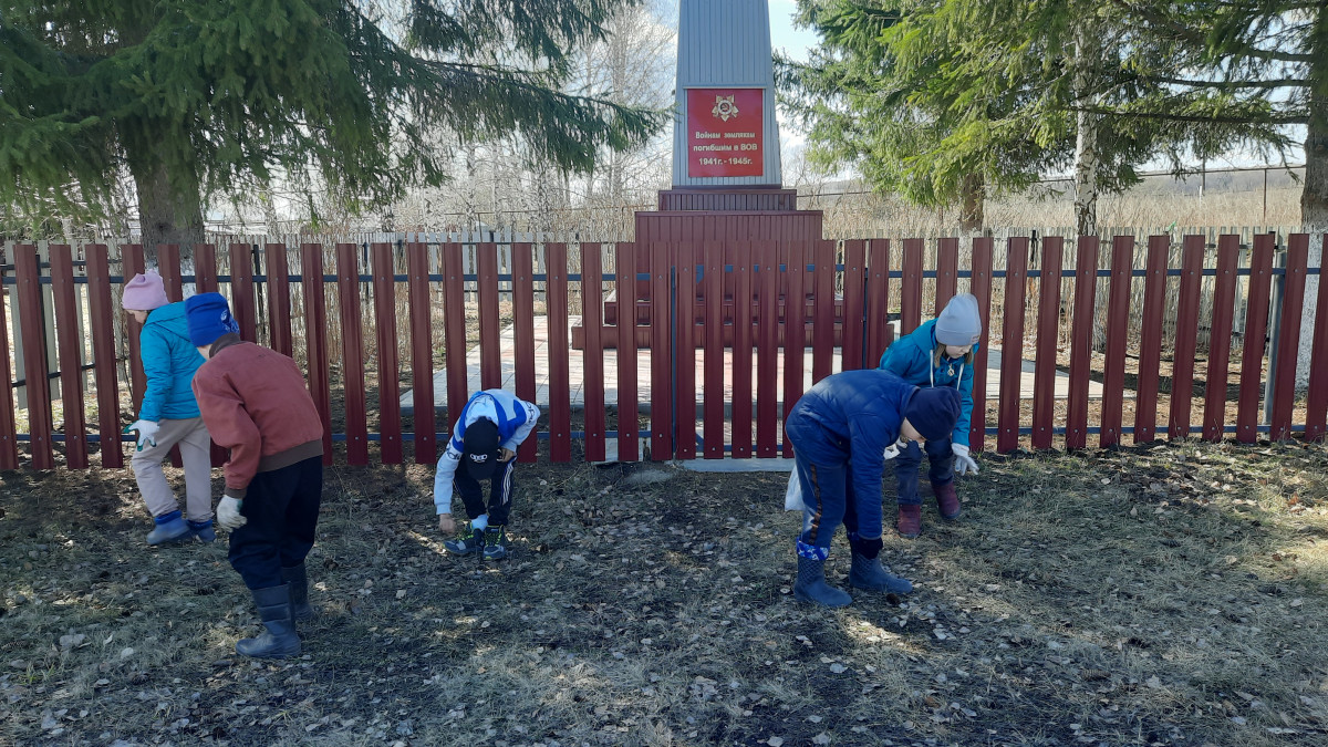 Постер к социальной практике: Памятник ВОВ содержать в чистоте.
