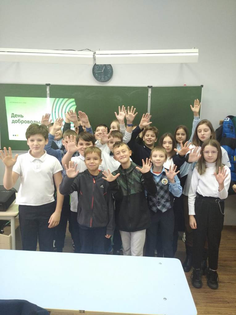 Постер к социальной практике: Помогая другим, становишься счастливым