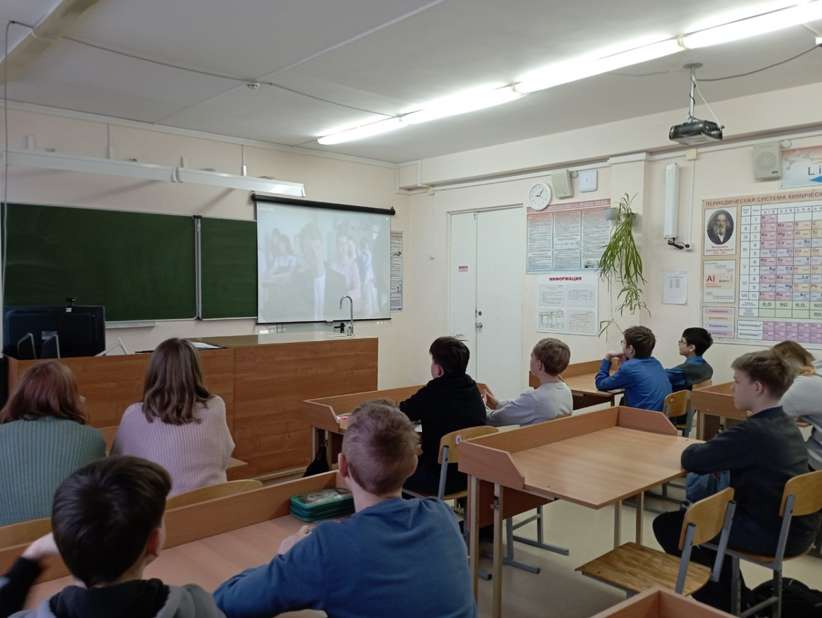 Постер к социальной практике: "В жизни есть только одно несомненное счастье- жить для другого"