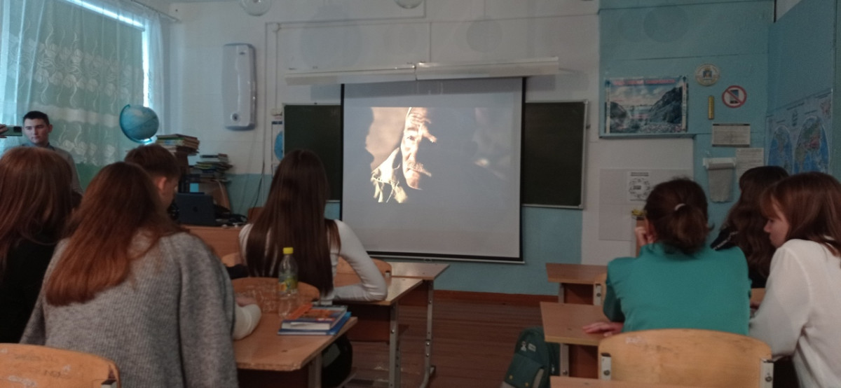 Постер к социальной практике: «Этих дней не смолкнет слава…»