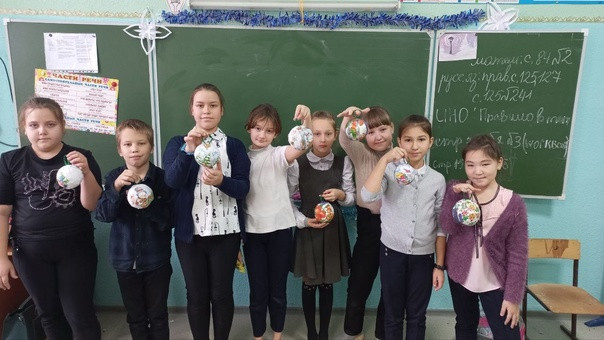 Постер к социальной практике: Наряди елку