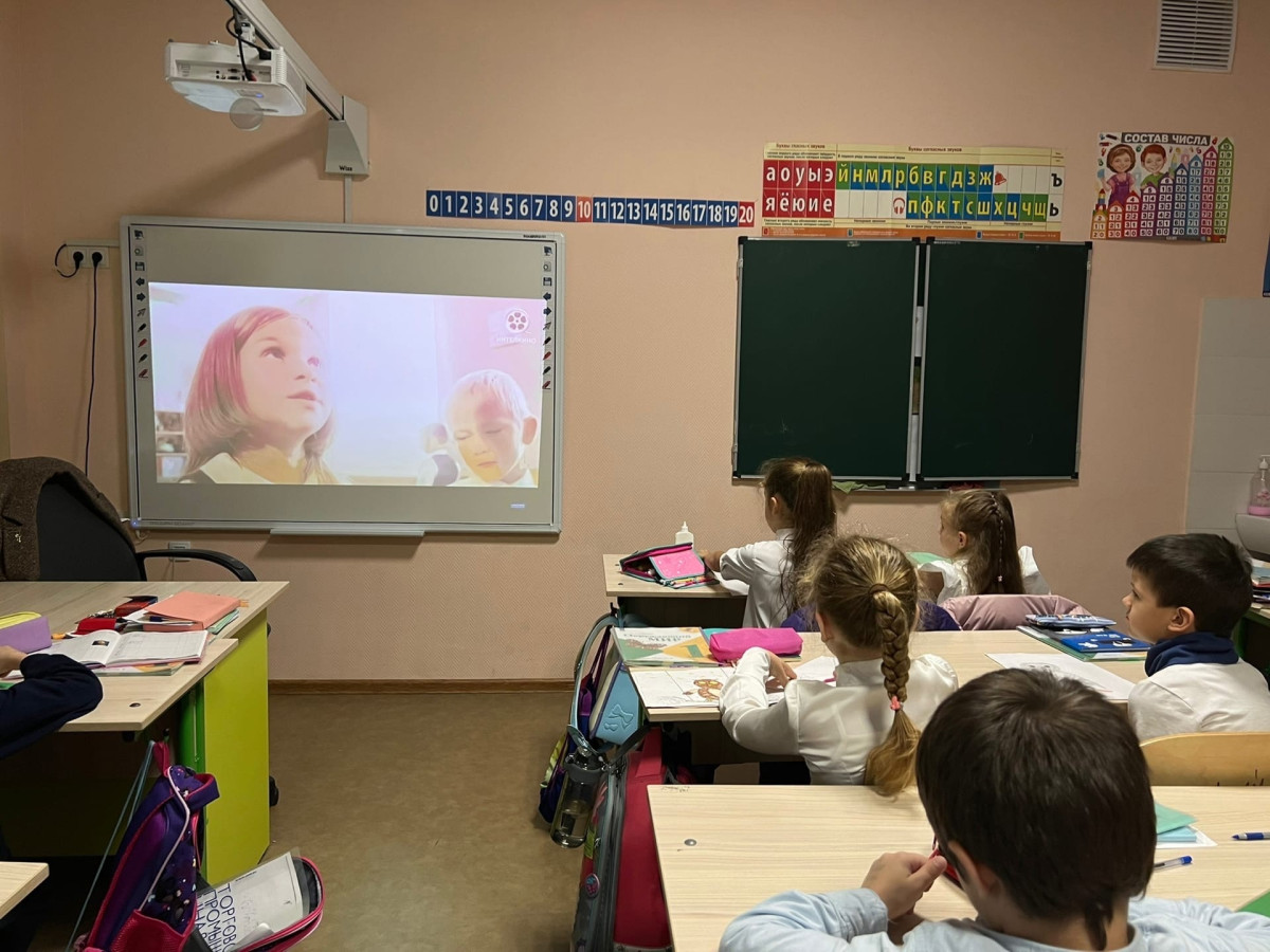 Постер к социальной практике: Все мы дольки мандарина, мы близки и неделимы.