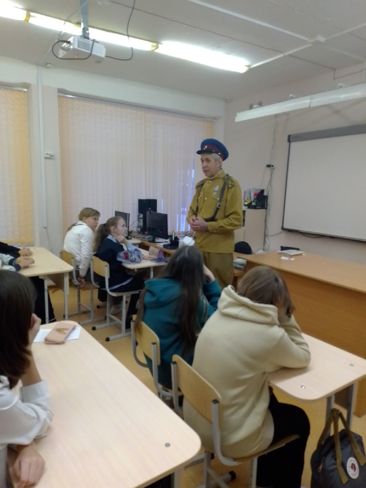 Постер к социальной практике: Проводим классный час о героях- земляках