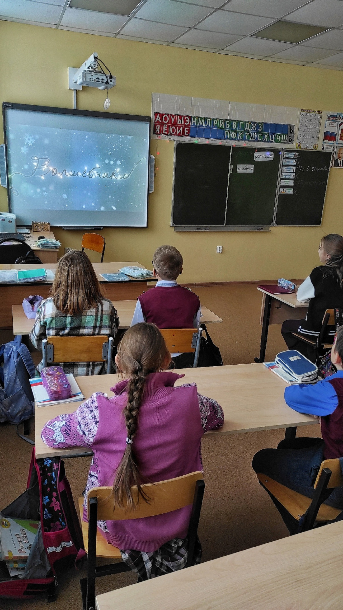Постер к социальной практике: Люди рождены, чтобы помогать друг другу...