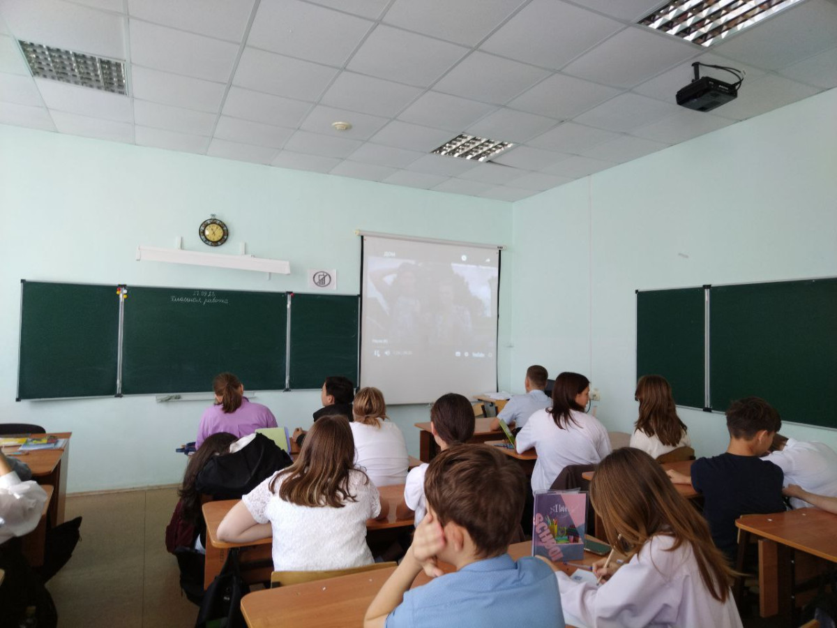 Постер к социальной практике: Помогаем другим