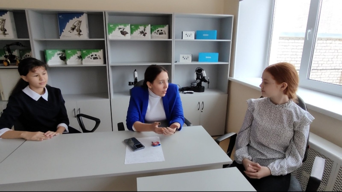 Постер к социальной практике: Видеорепортаж ко дню рождения школы.