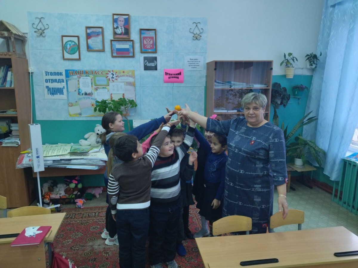 Постер к социальной практике: Мы дружны и не делимы словно дольки мандарина