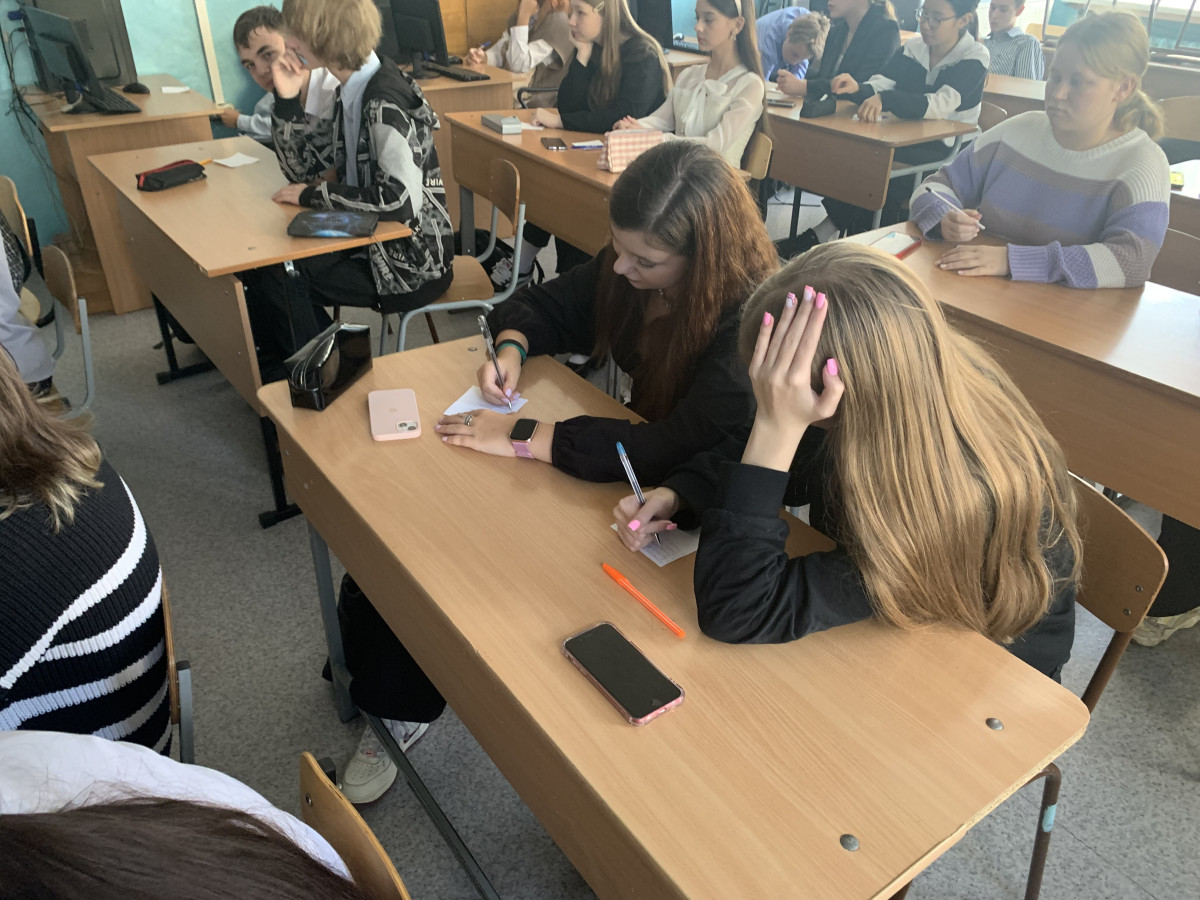 Постер к социальной практике: Посредственность озабочена тем, как бы убить время, а талант - как бы время использовать