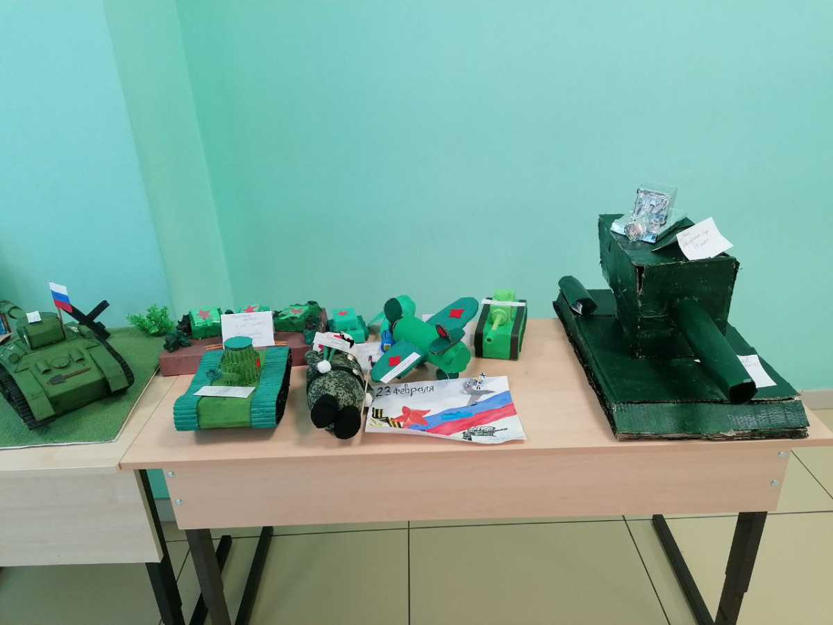 Постер к социальной практике: Организация выставки поделок к Дню защитника Отечества