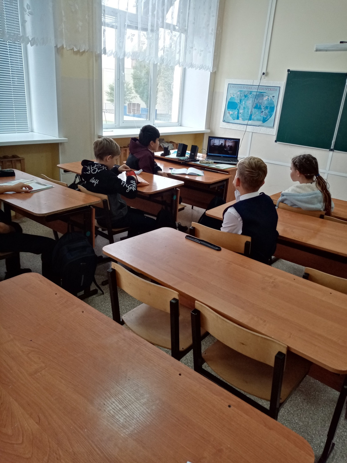 Постер к социальной практике: Помощь вместо осуждения