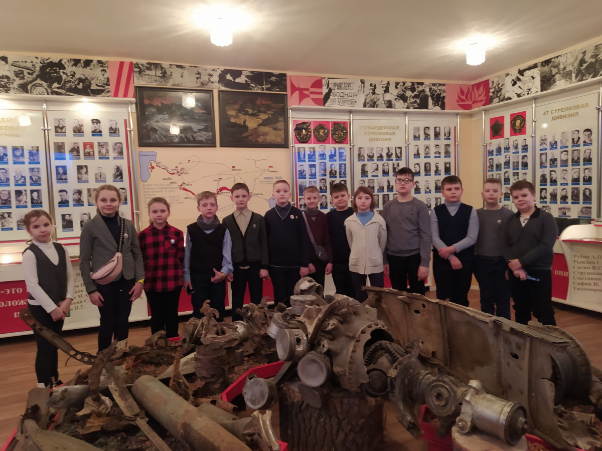 Постер к социальной практике: Равнение на героев