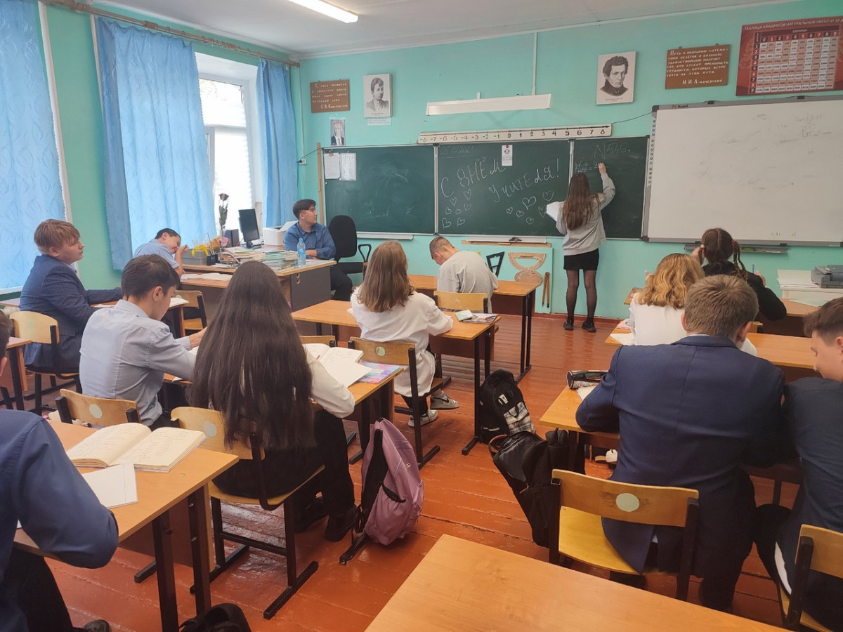 Постер к социальной практике: Объединяемся,дарим тепло  своим педагогам и младшим школьникам.
