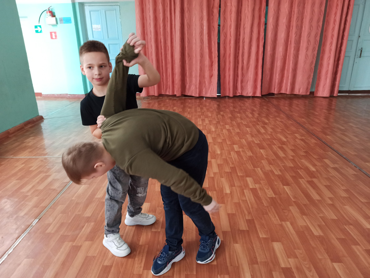 Постер к социальной практике: Учимся приемам самообороны