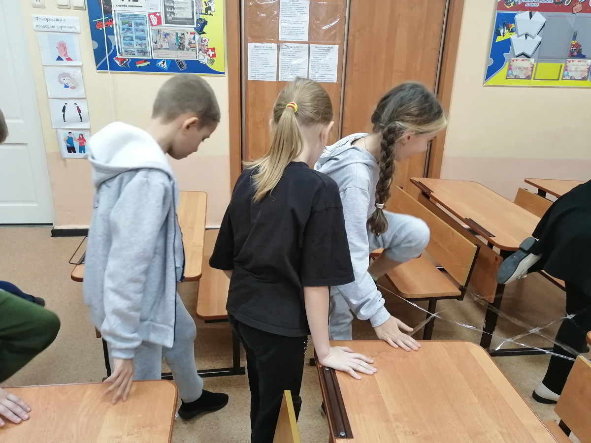 Постер к социальной практике: Один за всех - все за одного.