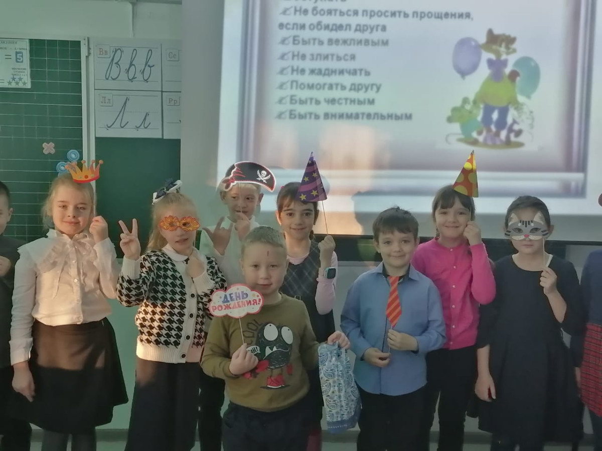 Постер к социальной практике: Дружба крепка не лестью, а правдой и честью.