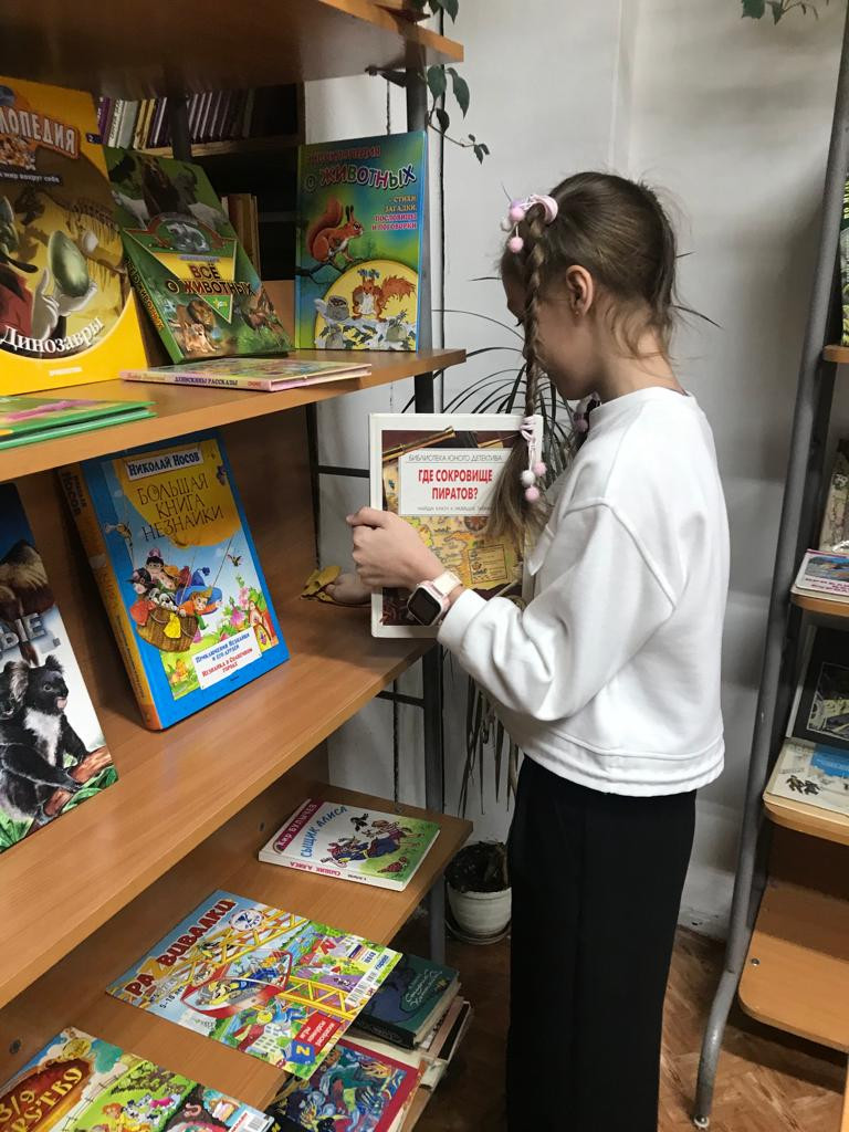 Постер к социальной практике: Помогаем не словом, а делом.