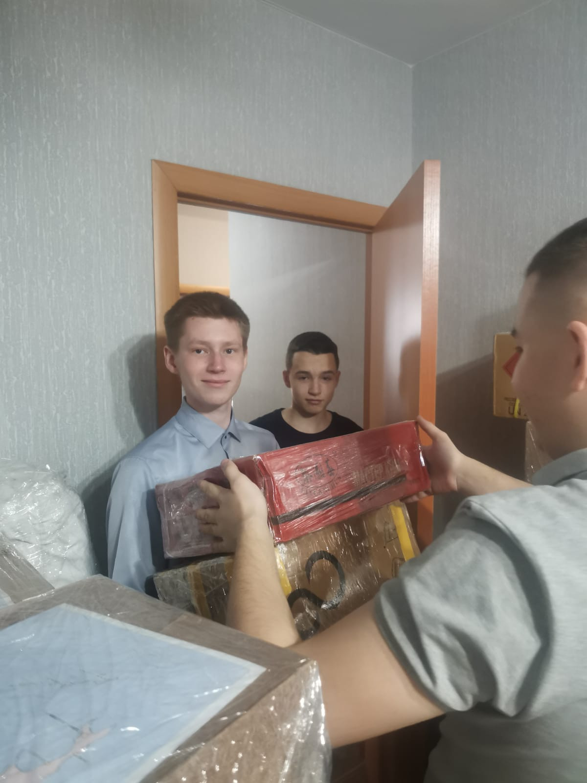 Постер к социальной практике: Мы вместе. Своих не бросаем